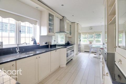 40 Heath Drive, Romford, RM2 5QJ