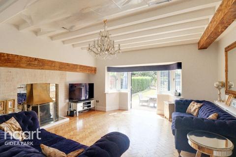 40 Heath Drive, Romford, RM2 5QJ