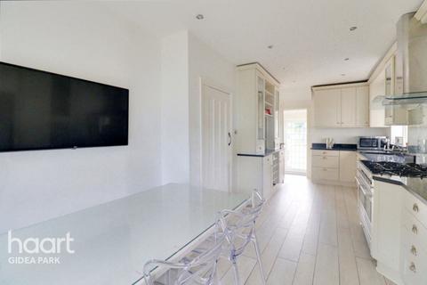 40 Heath Drive, Romford, RM2 5QJ
