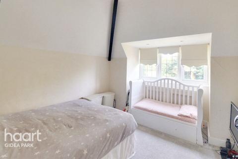 40 Heath Drive, Romford, RM2 5QJ