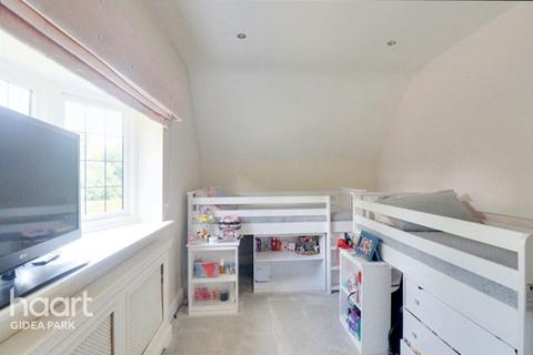 40 Heath Drive, Romford, RM2 5QJ