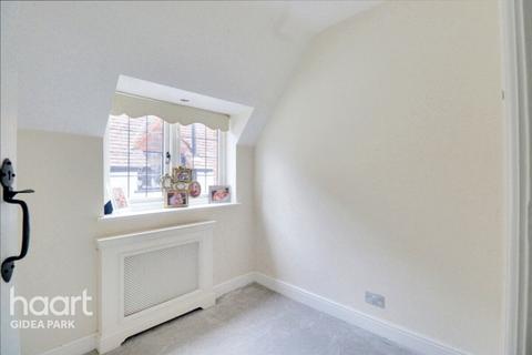 40 Heath Drive, Romford, RM2 5QJ