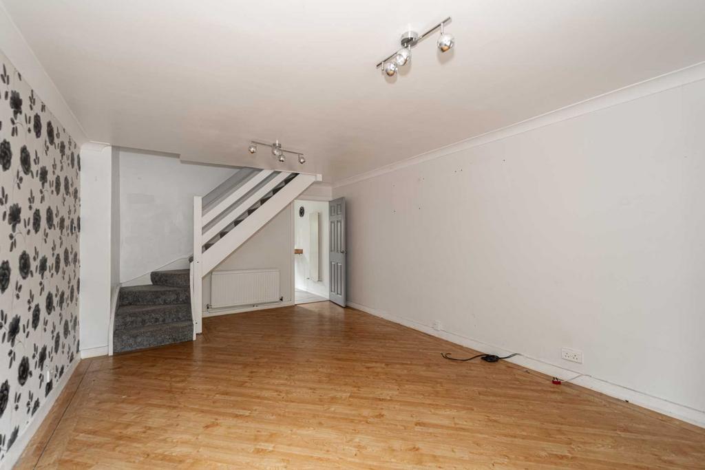 Hawthorne Place, Epsom 2 bed terraced house £1,850 pcm (£427 pw)