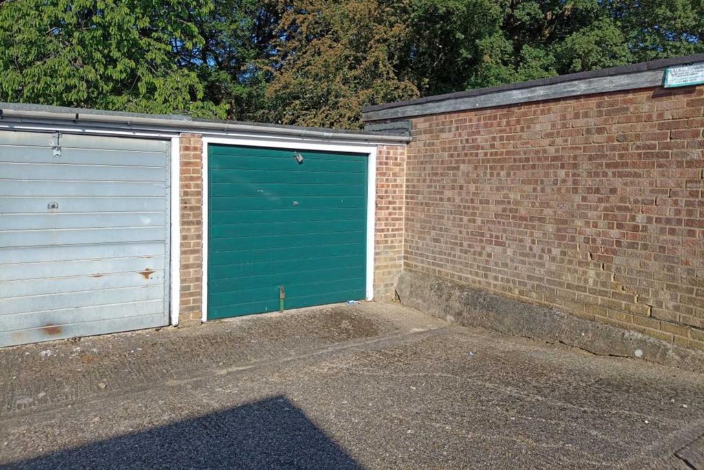 Roydon Court, Woodhall Farm Garage £5,000