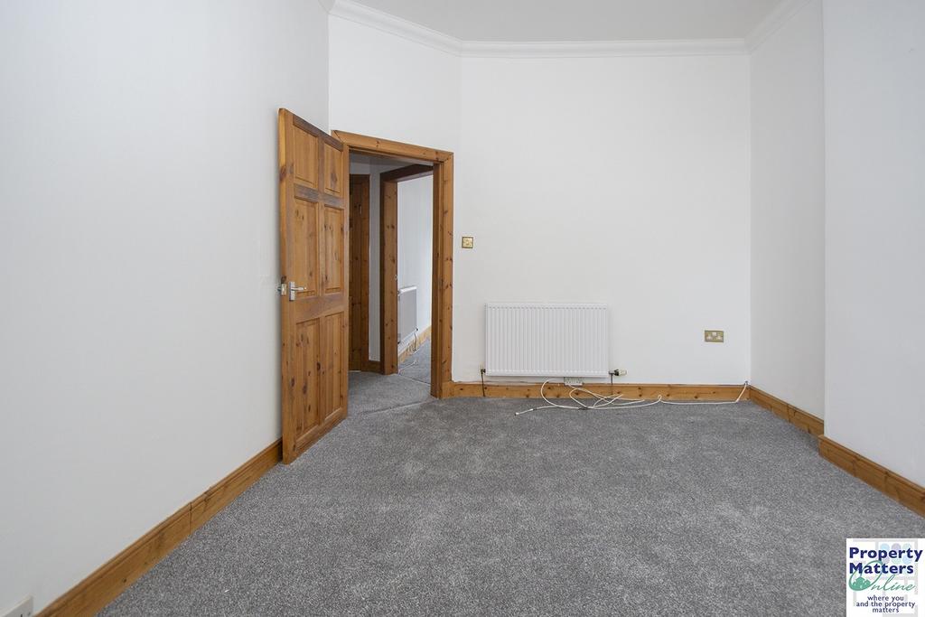 Fullarton Street, Kilmarnock, KA1 2 bed flat £37,500