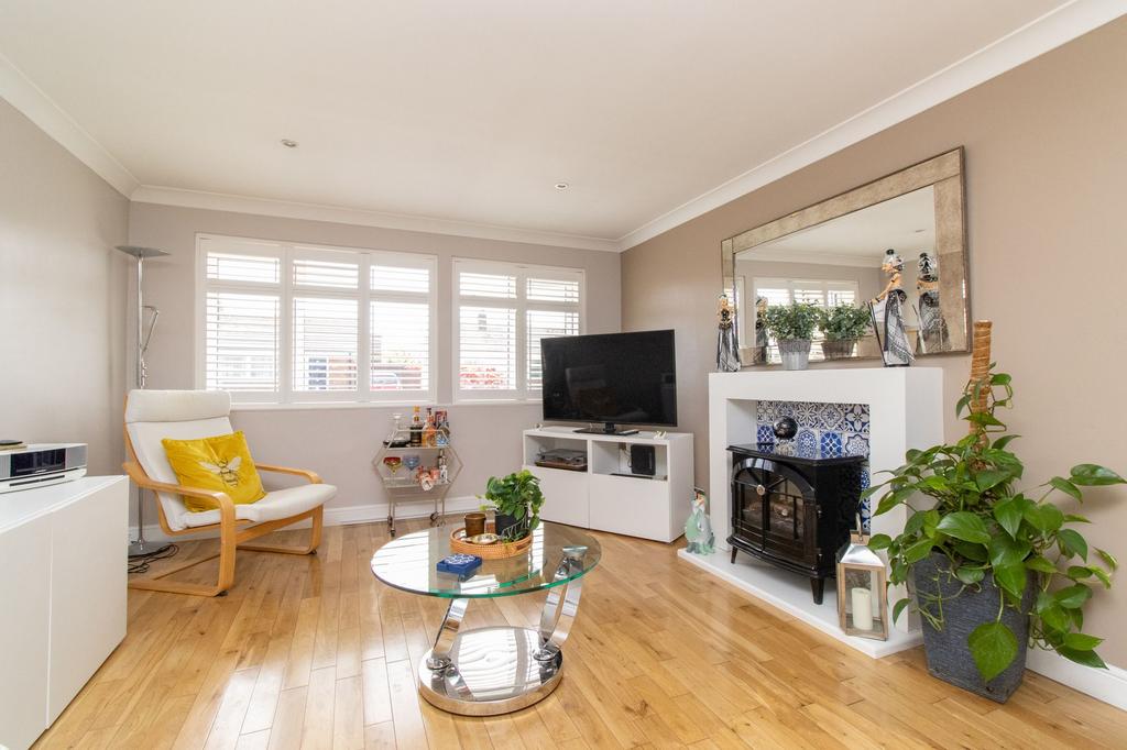 Marshall Crescent, Broadstairs, CT10 2 bed semidetached bungalow £