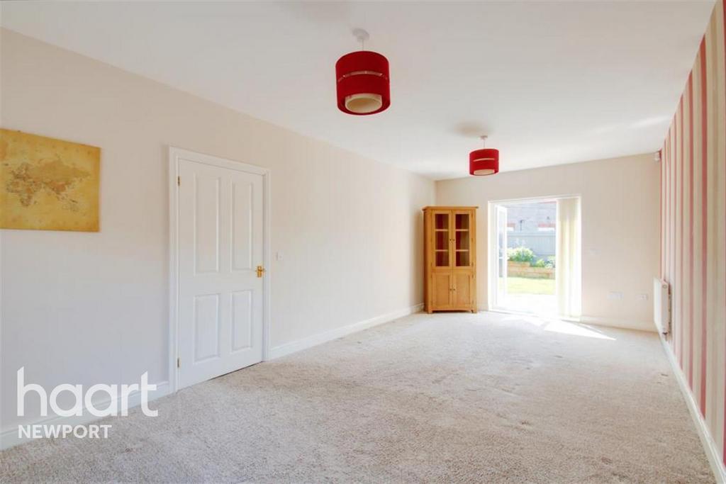 Bloomery Circle 4 bed detached house £1,450 pcm (£335 pw)