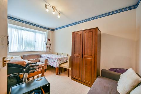 2 bedroom flat for sale, Linden Grove, New Malden, KT3