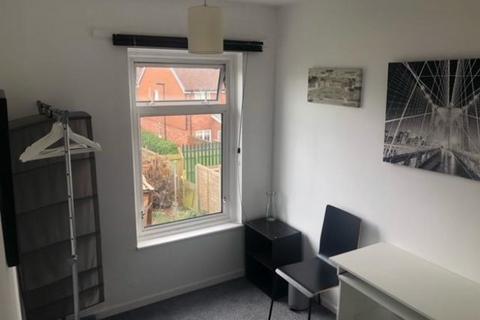 3 bedroom house share to rent - The Chantrys