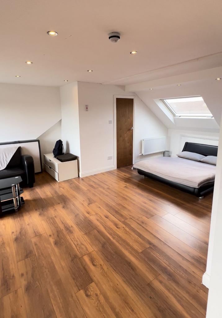 Studio Flat to Let in Streatham