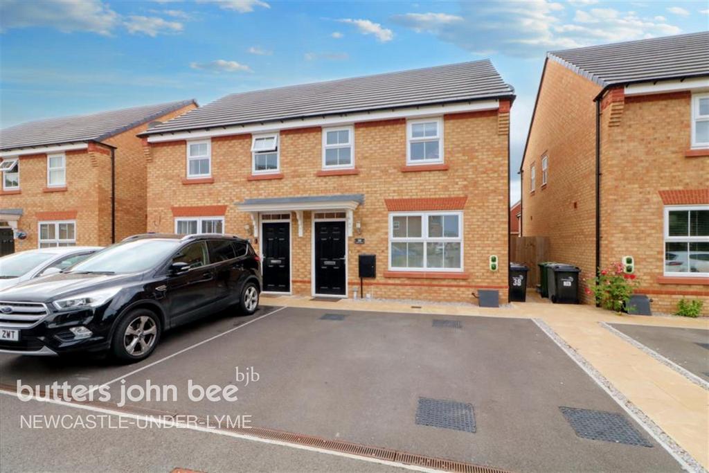 Cheshire Crescent, Alsager 3 bed semidetached house £1,050 pcm (£242 pw)
