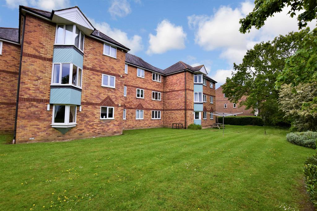 Grantchester Court, Bignell Croft, Highwoods, Colchester, CO4 2 bed apartment £895 pcm (£207 pw)