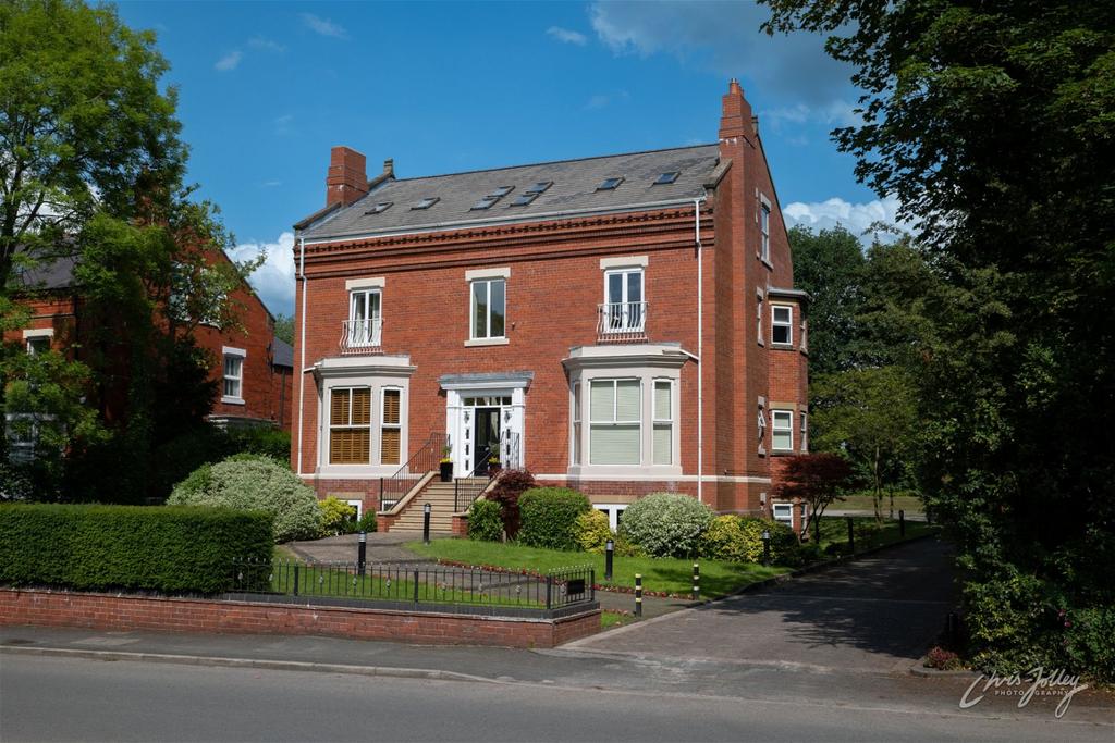Wilmslow Road, Alderley Edge, Cheshire SK9 7QL 2 bed apartment for sale