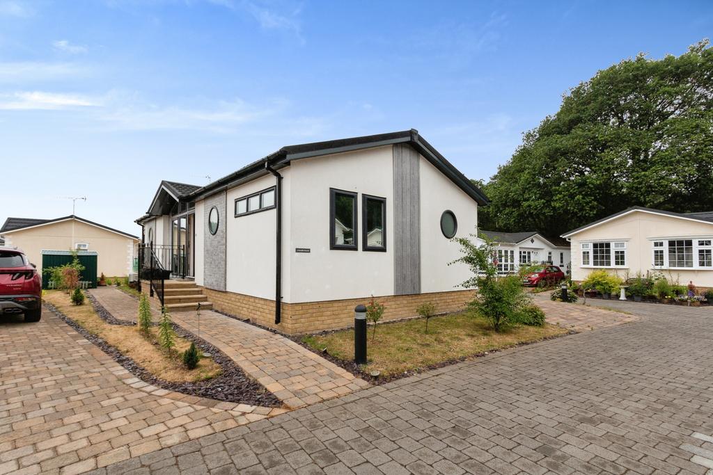 Oakwood Court, Bordon, Hampshire, GU35 2 bed park home for sale £275,000