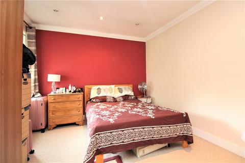 2 bedroom maisonette to rent, Upper Brentwood Road, RM2