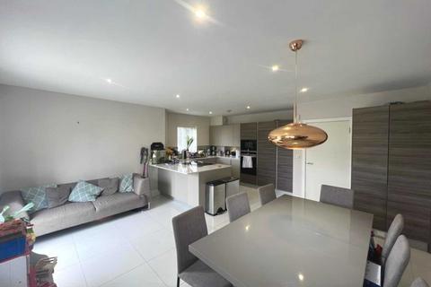 4 bedroom end of terrace house to rent, Willow Close, Buckhurst Hill, Essex