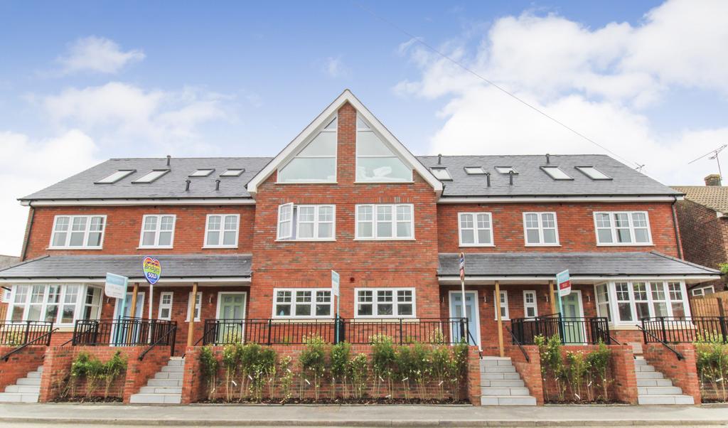 Cove Road, Farnborough, Hampshire, GU14 3 bed end of terrace house £