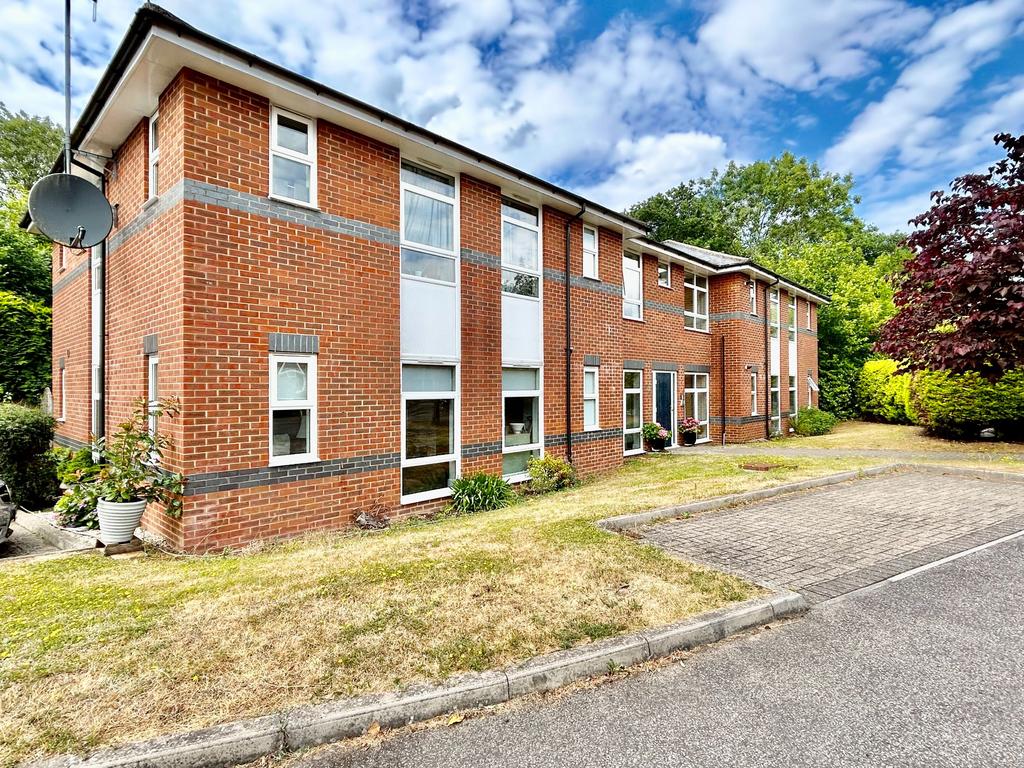 Bridge Court, Wrecclesham, Farnham 1 bed apartment £1,050 pcm (£242 pw)