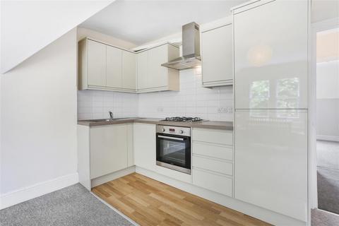 3 bedroom flat to rent, Mount View Road, London