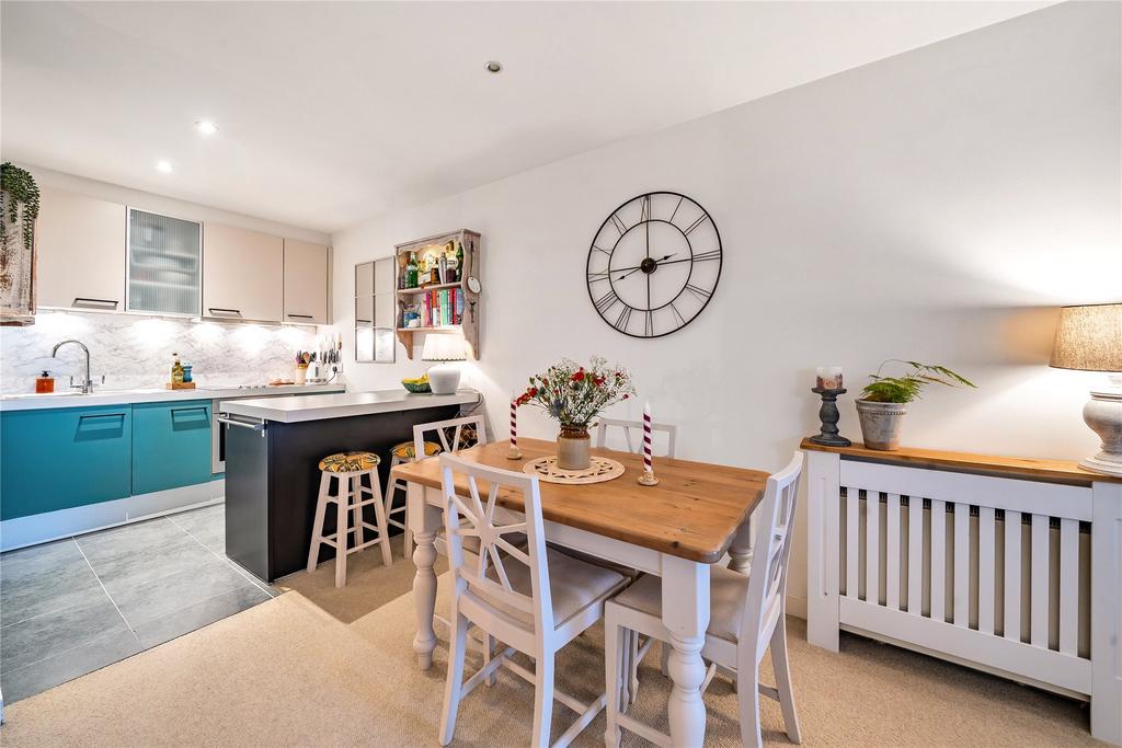 The Heart, WaltononThames, Surrey... 1 bed flat for sale £110,000