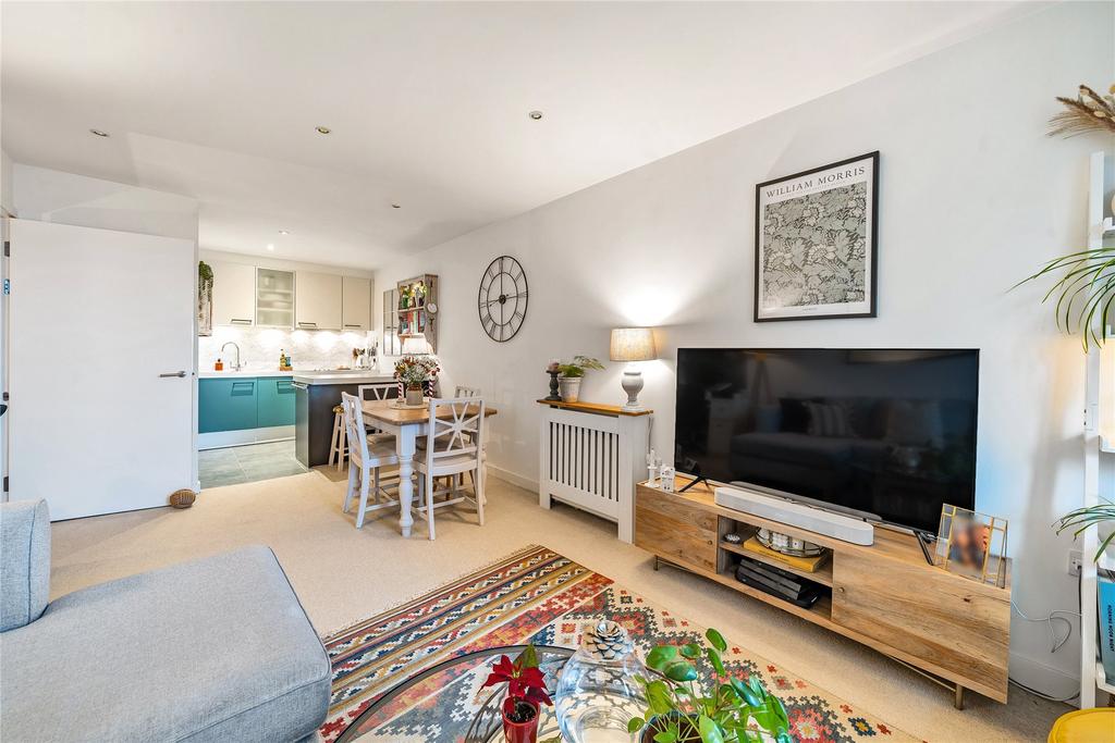 The Heart, WaltononThames, Surrey... 1 bed flat for sale £110,000