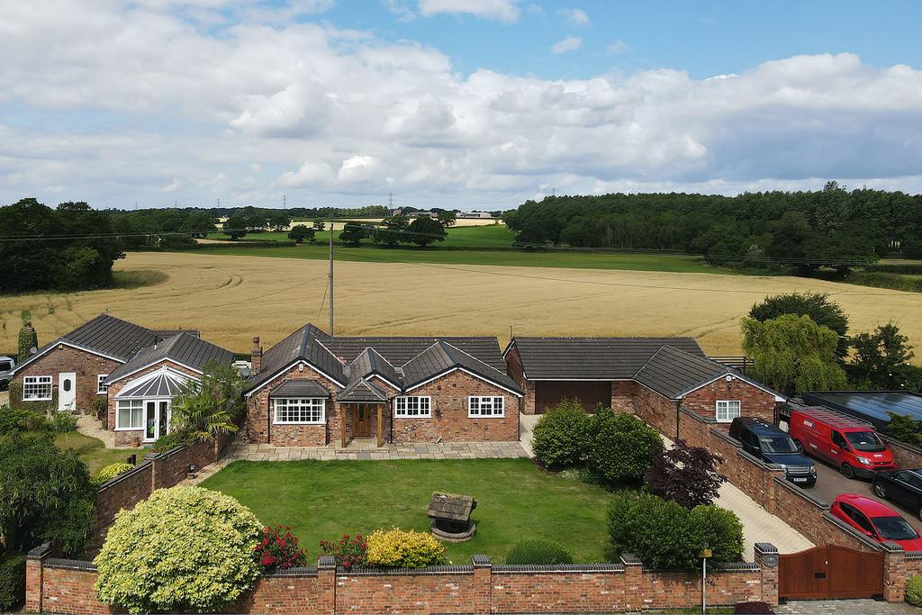 Frog Lane, Pickmere 3 bed detached bungalow £1,995 pcm (£460 pw)