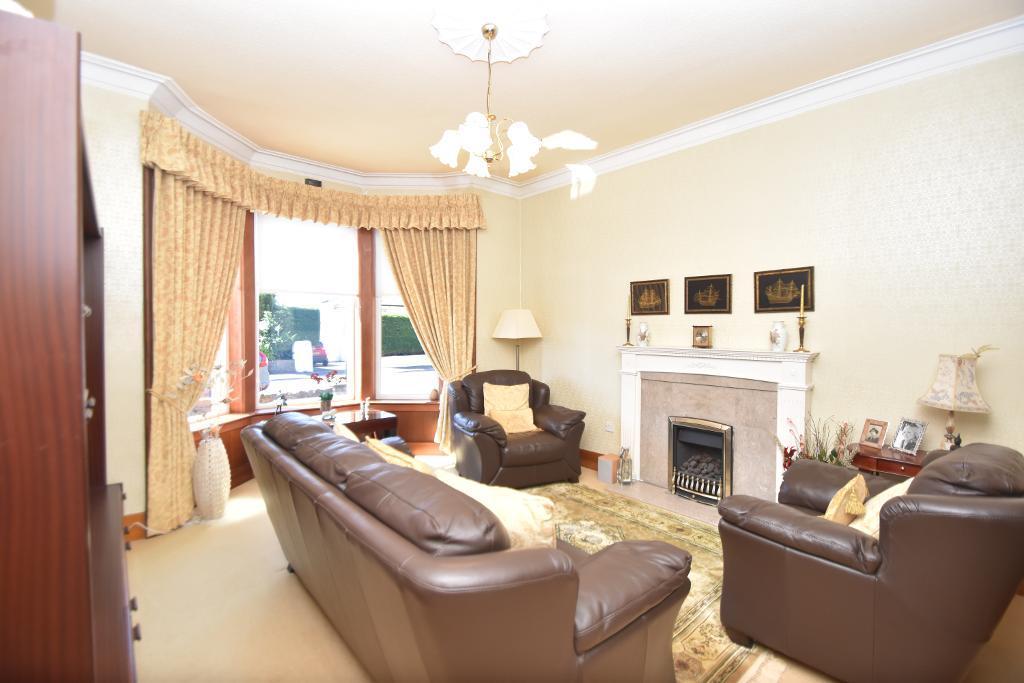Lilybank Avenue, Muirhead, Glasgow, G69 8EW 4 bed end of terrace house