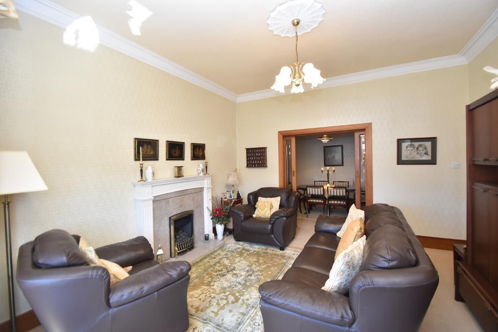 Lilybank Avenue, Muirhead, Glasgow, G69 8EW 4 bed end of terrace house