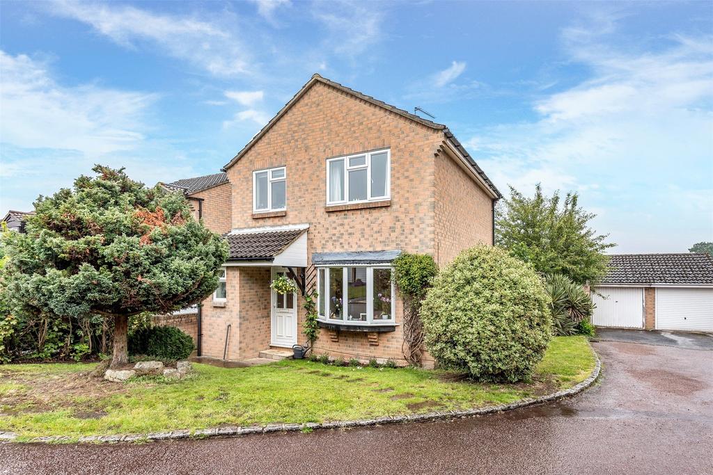 Sparrow Close, Wokingham, Berkshire... 3 bed detached house £1,850