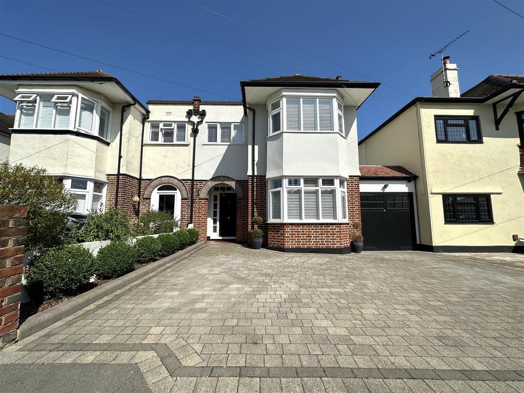 Tattersall Gardens, LeighOnSea 4 bed semidetached house for sale £