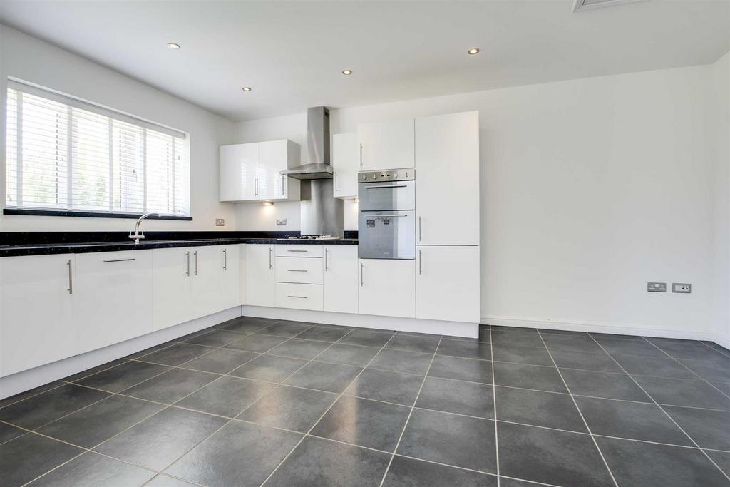 Wreschner Close, Deanshanger 2 bed apartment to rent £1,495 pcm (£345 pw)