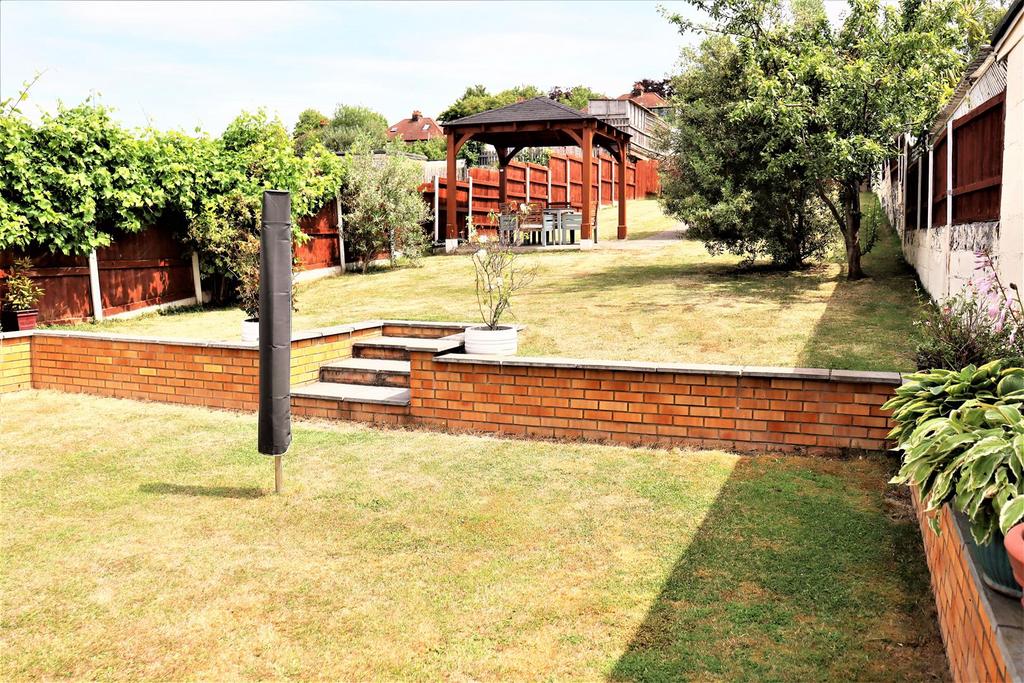 St. Williams Way, Rochester 2 bed semidetached bungalow for sale £350,000