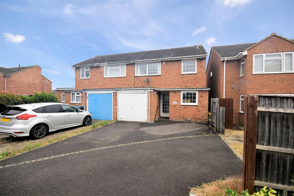 Kenilworth Drive, Aylesbury HP19 3 bed semidetached house for sale £