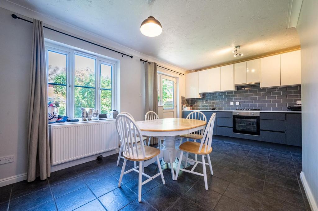 Pine Avenue, Dunmow, Essex 3 bed link detached house for sale £400,000