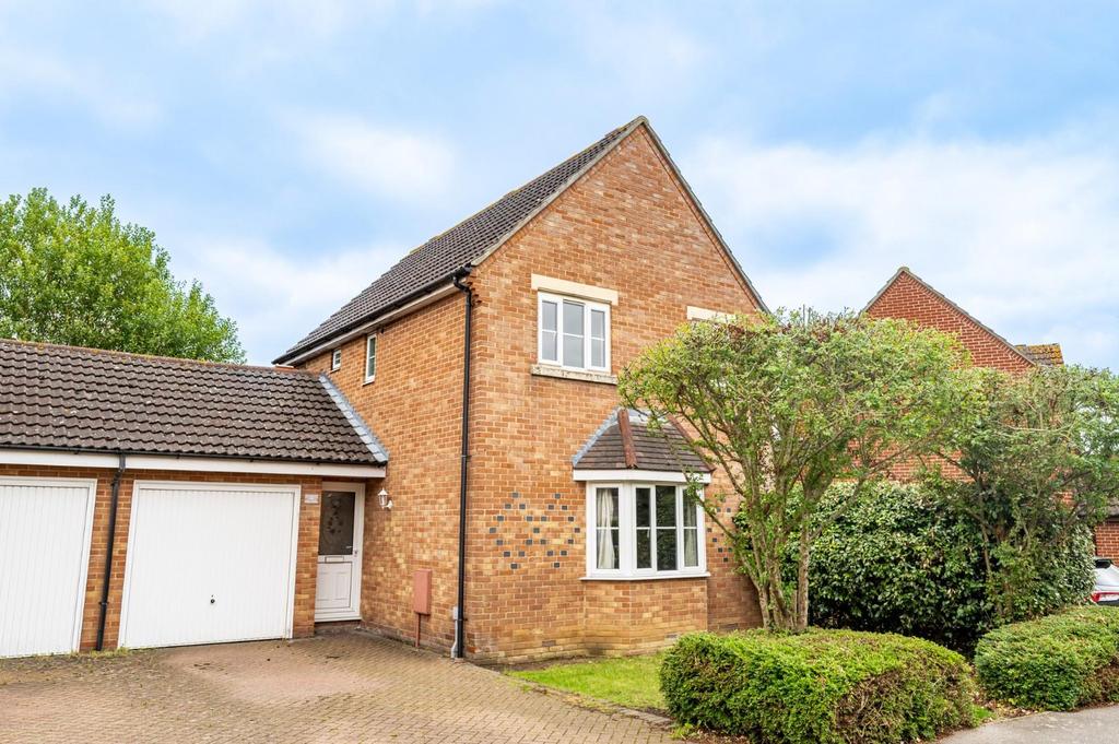 Pine Avenue, Dunmow, Essex 3 bed link detached house for sale £400,000