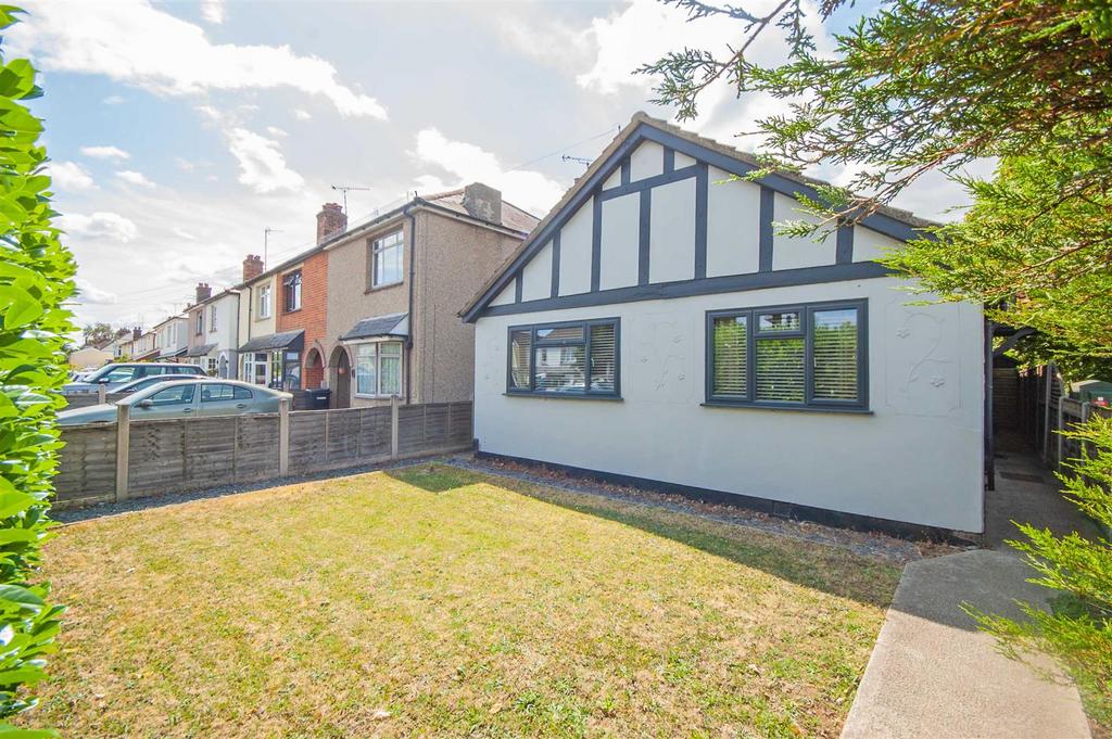 Writtle Road, Nr City Centre, Chelmsford 3 bed detached bungalow for