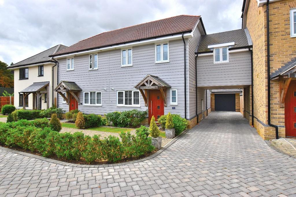 Blessen Meadows, Felsted 4 bed link detached house to rent £2,250 pcm