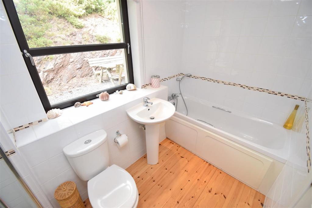 Ground floor bedroom 2 en suite 1.jpg