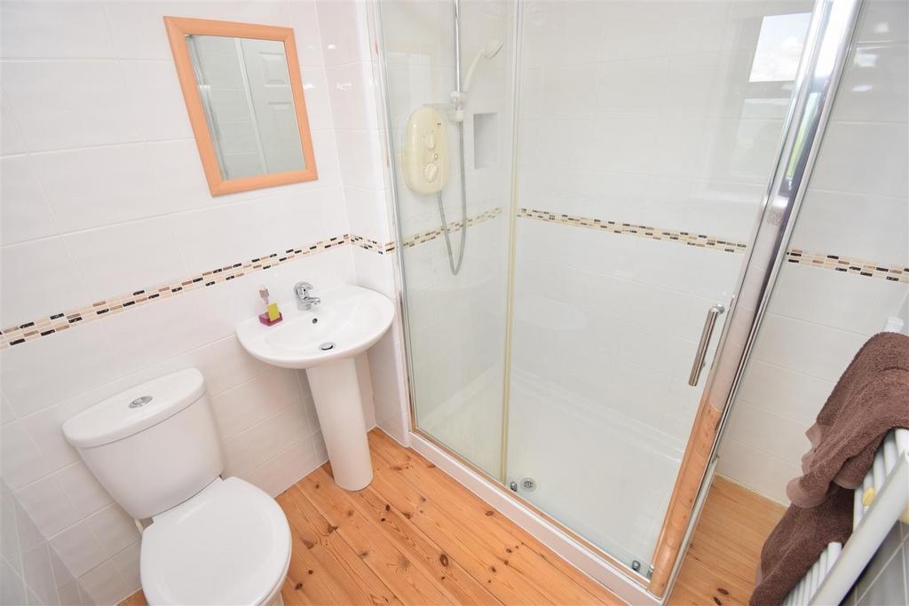 Ground floor bedroom 1 en suite shower room.jpg