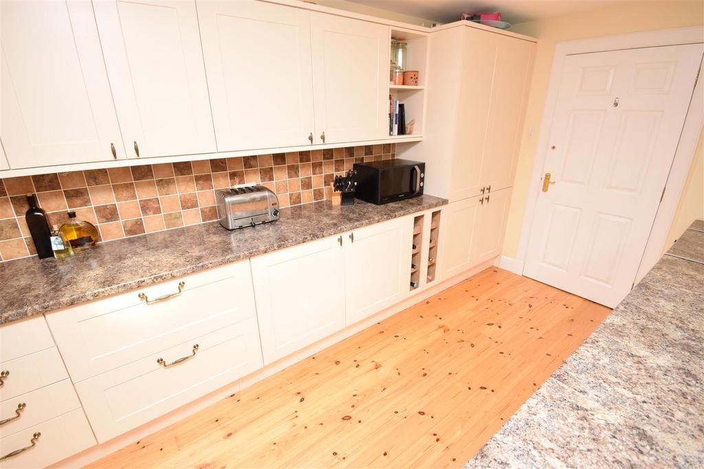 Kitchen 2.jpg