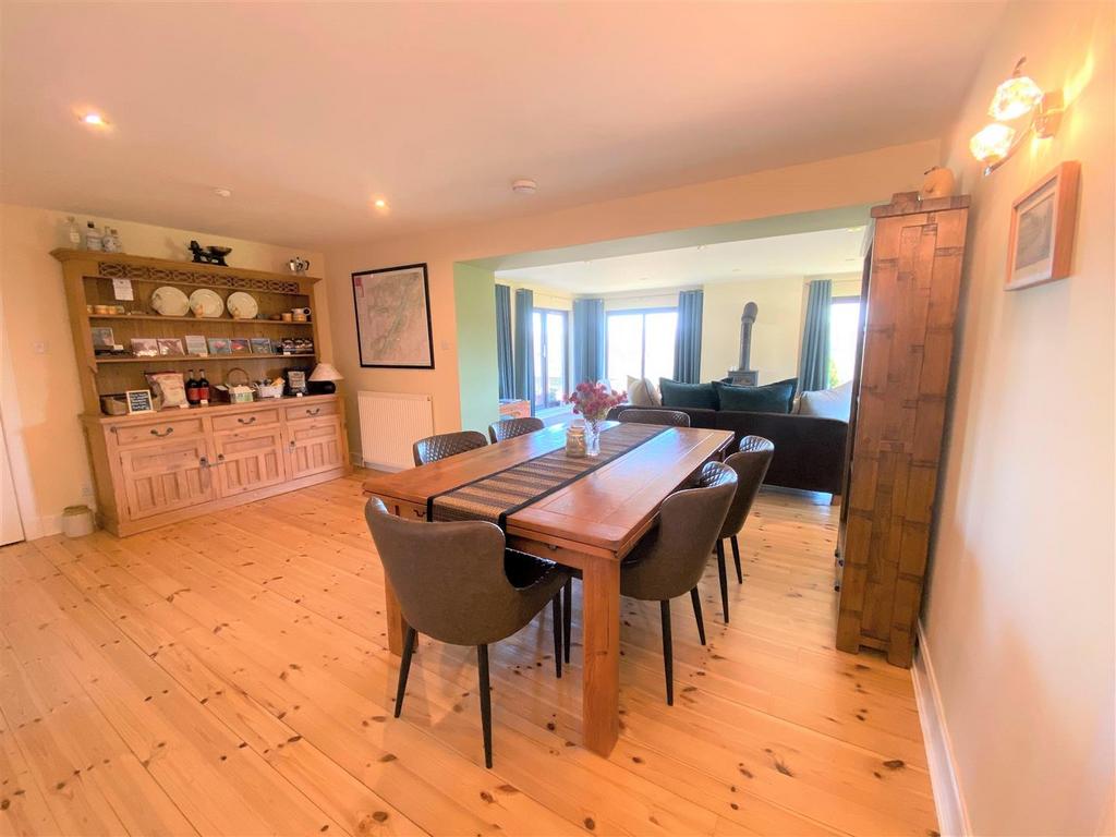 DINING ROOM 1.jpg