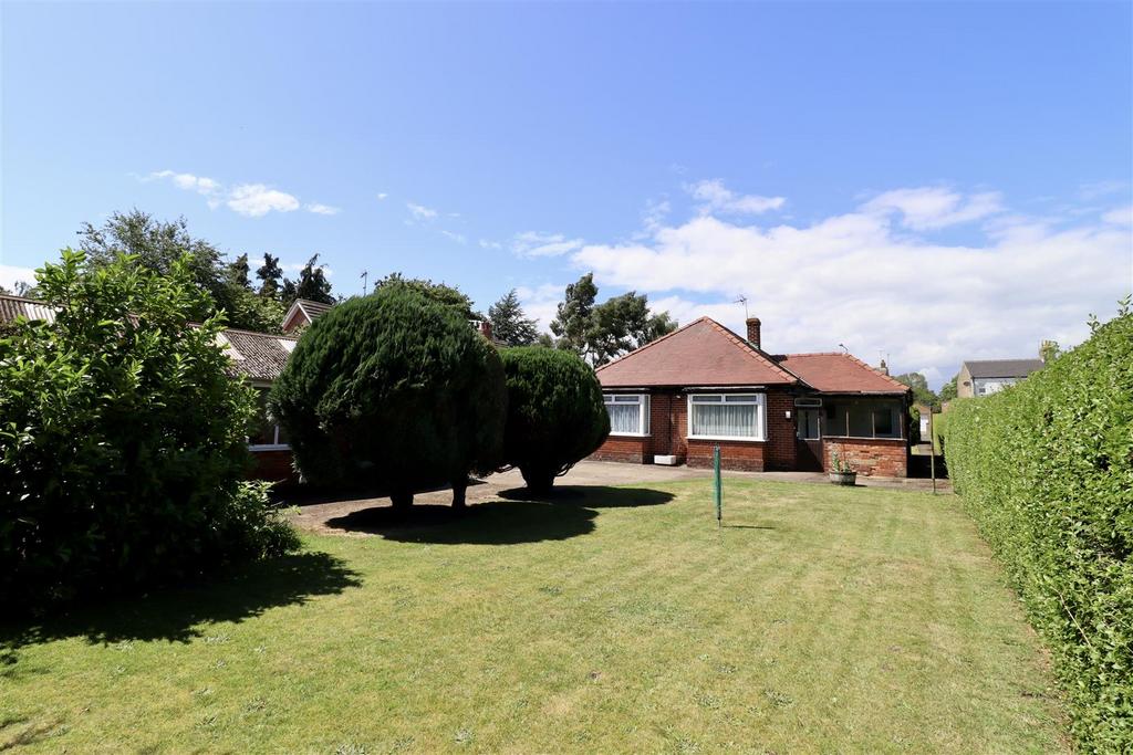 Holme Road, Market Weighton, York 3 bed detached bungalow £900 pcm (£208 pw)