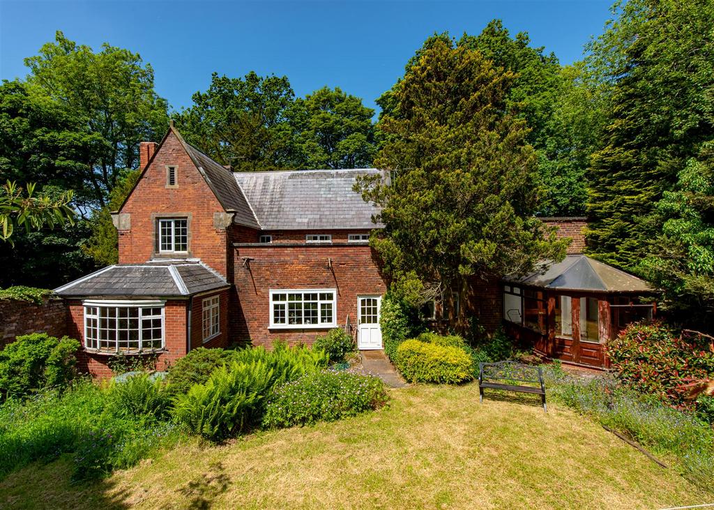 Wergs Hall Gardens, Wergs Hall Road, Tettenhall 3 bed detached house