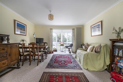 7 Denewood, Epsom, KT17 4DL