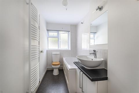 7 Denewood, Epsom, KT17 4DL