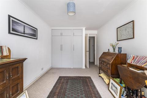 7 Denewood, Epsom, KT17 4DL