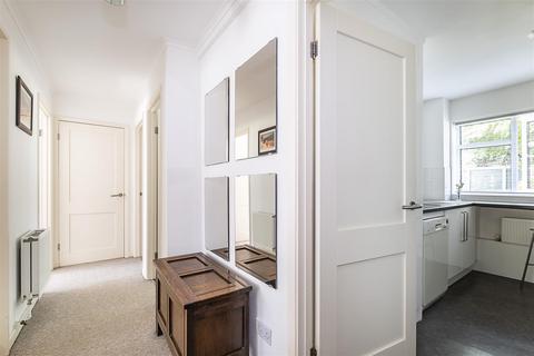 7 Denewood, Epsom, KT17 4DL