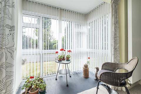 7 Denewood, Epsom, KT17 4DL