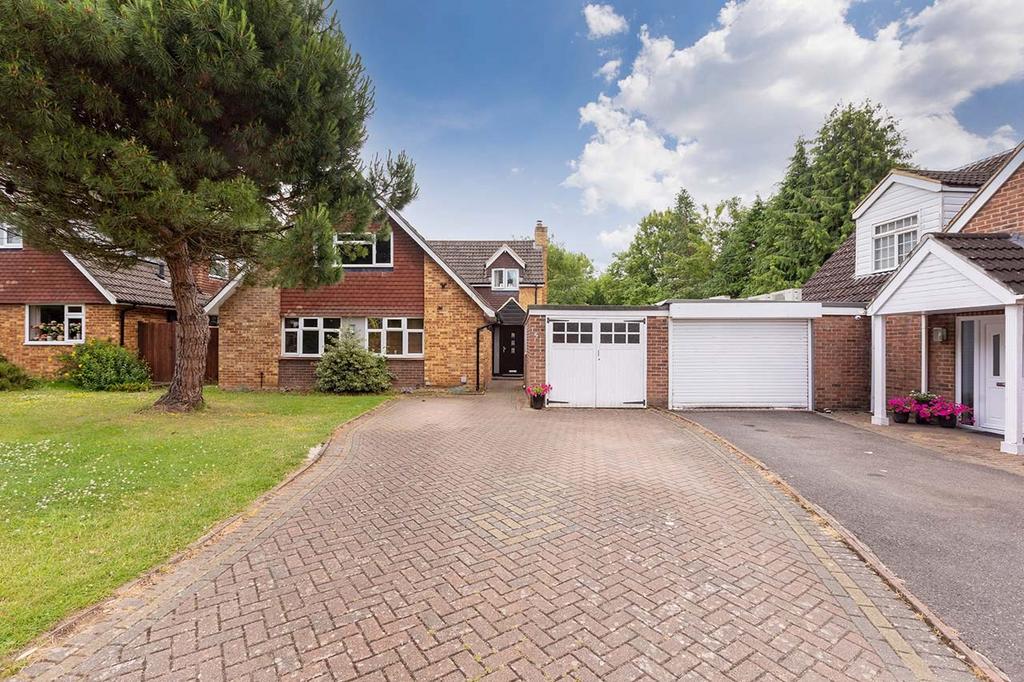 Farnham Lane, Farnham Royal SL2 4 bed detached house for sale £850,000
