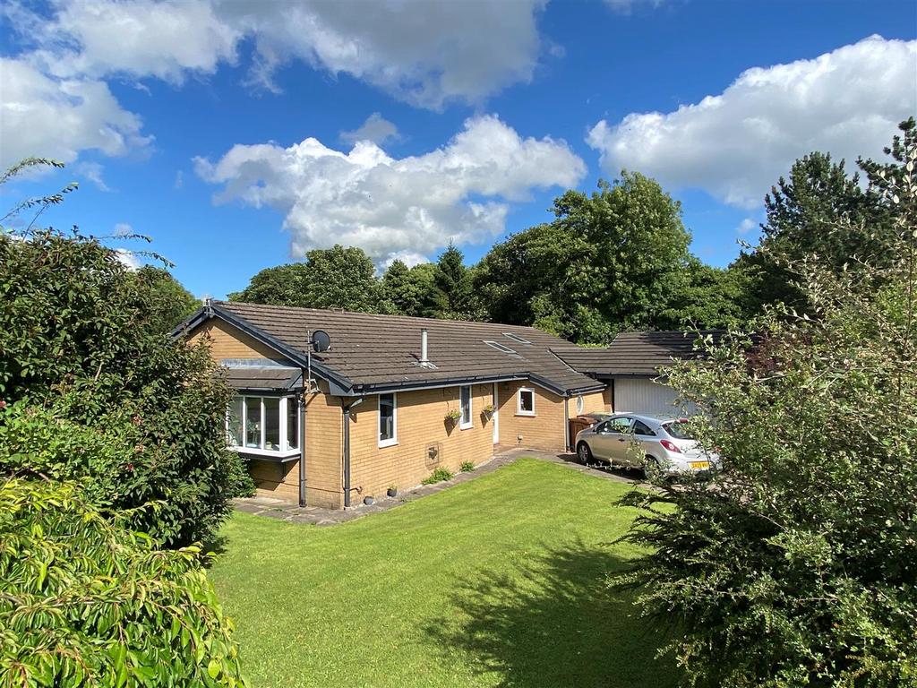 Longmeade Drive, ChapelEnLeFrith, High Peak 3 bed detached bungalow